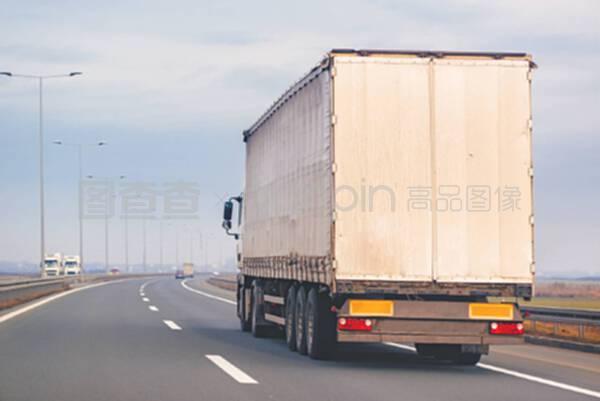 高速動脈上的鋼鐵脊梁 商用拖車與道路貨物運輸